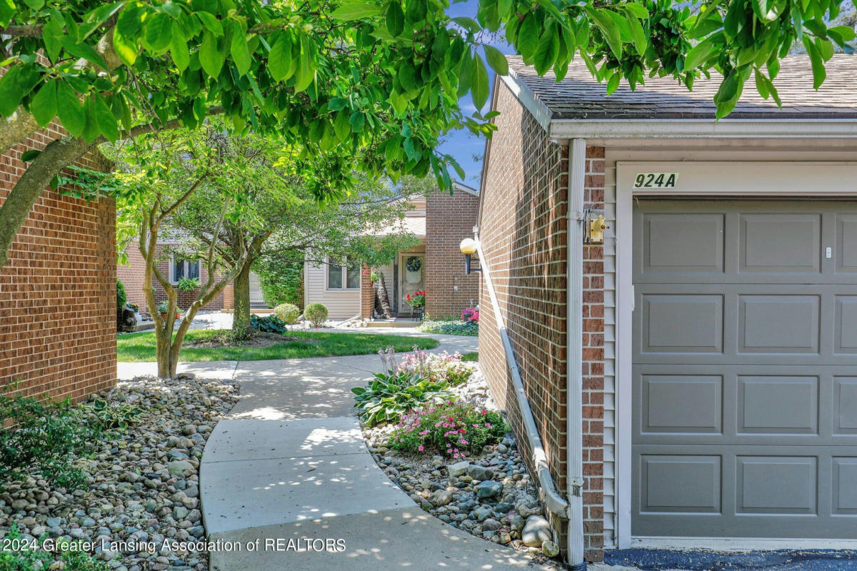 924 GRENOBLE DR UNIT A, LANSING, MI 48917, photo 1 of 39